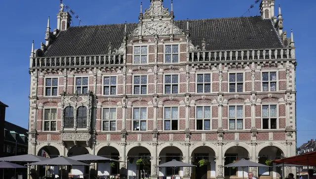Das Rathaus von Bocholt besteht aus zwei wichtigen Gebäuden: dem Historischen Rathaus am Marktplatz und dem Neuen Rathaus am Berliner Platz. Beide sind architektonisch und historisch bedeutsam, erfüllen aber unterschiedliche Funktionen.