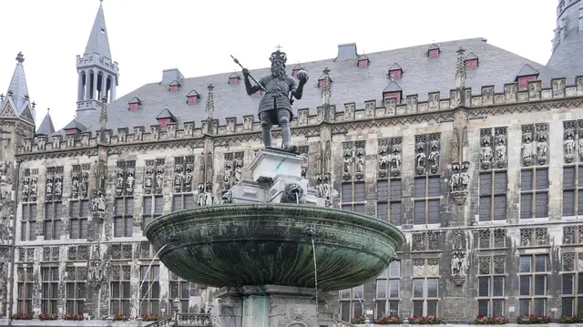 Das Rathaus Aachen ist eines der bedeutendsten gotischen Bauwerke Deutschlands und prägt – gemeinsam mit dem Dom – das historische Zentrum der Stadt. Es wurde im 14. Jahrhundert auf den Fundamenten der karolingischen Königshalle Karls des Großen errichtet und diente über Jahrhunderte als Ort politischer Macht, Krönungsfeiern und städtischer Repräsentation.