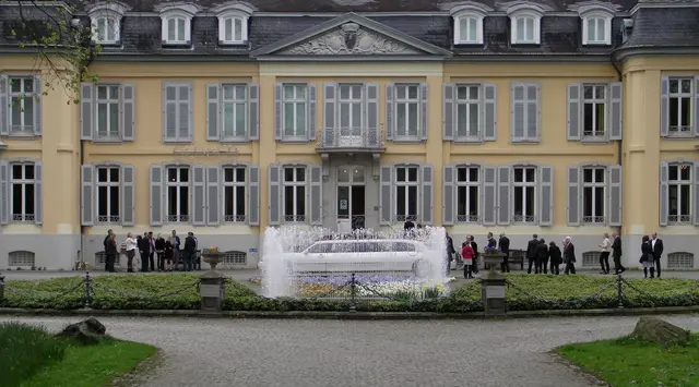 Schloss Morsbroich in Leverkusen ist ein barockes Schloss aus dem späten 18. Jahrhundert und seit 1951 Sitz des Museums Morsbroich, eines der ersten Museen für zeitgenössische Kunst in Nordrhein‑Westfalen nach dem Zweiten Weltkrieg. Die Anlage liegt in einem weitläufigen Park an der Dhünn und gehört zu den wichtigsten Kulturorten der Region. 
