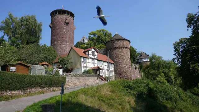 Burg Trendelburg: Eine Burg aus dem 13. Jahrhundert, die der Sage nach als Rapunzels Turm diente. Heute beherbergt sie ein Hotel und Restaurant und bietet einen 38 m hohen Turm mit Blick über das Diemeltal. 