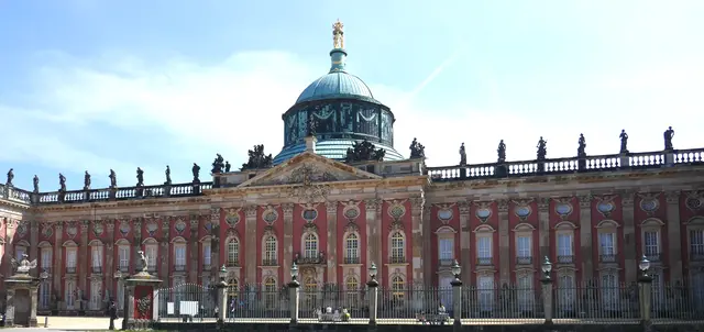 Das Neue Palais im Park Sanssouci ist der monumentalste Schlossbau Friedrichs des Großen und bildet den repräsentativen Abschluss der Hauptallee des Parks Sanssouci in Potsdam. Es gilt als eines der wichtigsten Werke des Friderizianischen Rokoko und als bewusste Demonstration preußischer Macht nach dem Siebenjährigen Krieg.