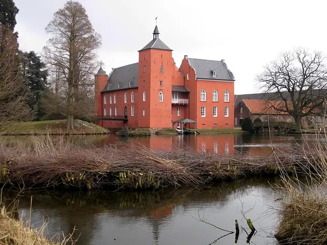 Schloss Bloemersheim ist ein spätmittelalterliches Wasserschloss in Neukirchen‑Vluyn (Kreis Wesel) und zählt zu den eindrucksvollsten historischen Anlagen am Niederrhein. Die Anlage ist privat und gehört bis heute der Familie Freiherren von der Leyen. Öffentlich zugänglich ist sie nur zu seltenen kulturellen Veranstaltungen, kann aber vom Radweg am Schlossweiher gut eingesehen werden.