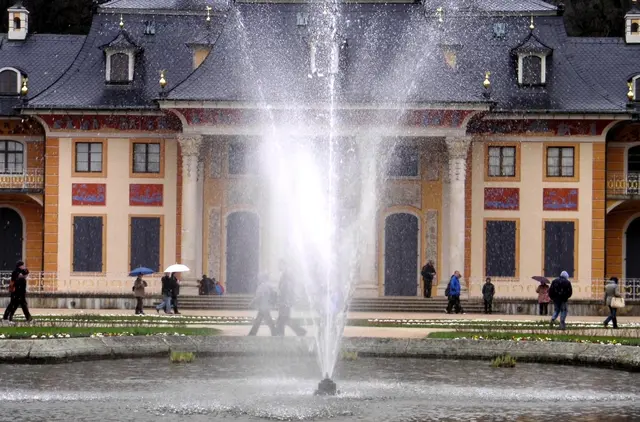 Schloss Pillnitz in Dresden ist eine der außergewöhnlichsten Schlossanlagen Europas: eine Mischung aus spätbarocker Architektur, chinoisen Stilelementen und einer weitläufigen Parklandschaft direkt an der Elbe. Es war über Jahrhunderte die Sommerresidenz der sächsischen Kurfürsten und Könige.