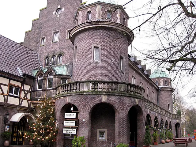 Schloss Wittringen ist ein historisches Wasserschloss in Gladbeck und zählt zu den markantesten Kulturorten im Ruhrgebiet. Die Anlage liegt malerisch auf einer Insel inmitten einer Teichlandschaft und verbindet mittelalterliche Wurzeln mit modernen Museums‑ und Gastronomieangeboten.