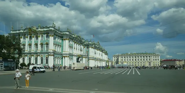 Die Eremitage in Sankt Petersburg ist eines der größten und bedeutendsten Kunstmuseen der Welt und umfasst einen ganzen Gebäudekomplex direkt an der Newa, darunter den berühmten Winterpalast. Sie ist ein zentraler Teil des UNESCO‑Weltkulturerbes der Petersburger Innenstadt. 