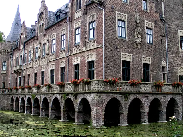 Schloss Paffendorf ist ein Renaissanceschloss aus dem 16. Jahrhundert in Bergheim (Rhein-Erft-Kreis, NRW) und zählt heute zu den beliebtesten Ausflugszielen der Region. Es verbindet historische Architektur, neugotische Umbauten, einen großen Landschaftspark und moderne Nutzung als Informationszentrum, Eventlocation und Brasserie.