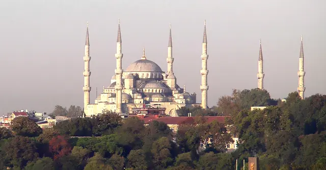 Die Blaue Moschee in Istanbul (Sultan-Ahmed-Moschee) ist eines der berühmtesten Wahrzeichen der Stadt und ein Meisterwerk osmanischer Architektur. Sie beeindruckt durch sechs Minarette, eine 43 m hohe Hauptkuppel und über 20.000 handbemalte İznik-Fliesen, deren Blautöne ihr den bekannten Namen geben.