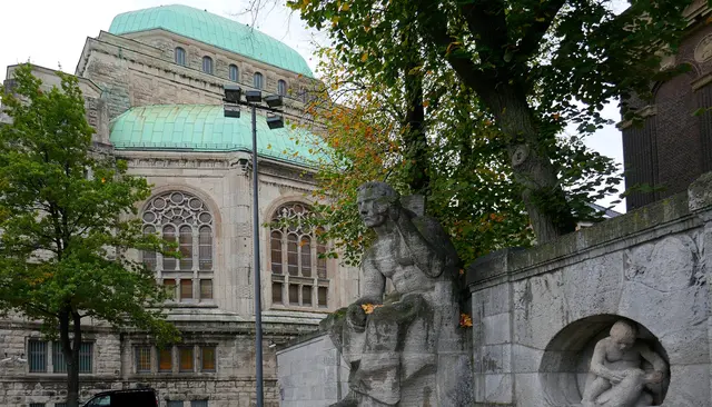Die Alte Synagoge Essen ist eines der bedeutendsten jüdischen Kulturdenkmäler Europas und heute ein Haus jüdischer Kultur im Herzen der Essener Innenstadt. Sie zählt zu den größten und besterhaltenen Synagogenbauten aus der frühen Moderne.