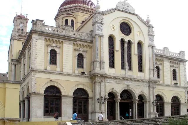 Die Minas‑Kathedrale in Iraklio (griechisch: Μητροπολιτικός Ναός του Αγίου Μηνά) ist die größte und bedeutendste orthodoxe Kirche der Stadt Heraklion auf Kreta. Sie gilt als eine der größten Kathedralen Griechenlands und fasst rund 8.000 Gläubige.