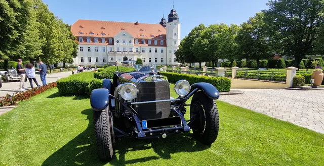 Schloss Fleesensee (auch Schloss Blücher) ist ein historisches Herrenhaus und heutiges Luxushotel in Göhren‑Lebbin in der Mecklenburgischen Seenplatte. Es wurde 1842 für die Familie von Blücher erbaut und später mehrfach umgestaltet, besonders nach einem großen Brand 1912. Heute gehört es zu den bekanntesten Hotel‑ und Wellnessanlagen Norddeutschlands. 