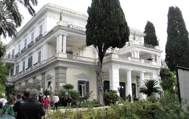 Der Sisi‑Palast auf Korfu heißt offiziell Achilleion und gehört zu den berühmtesten Sehenswürdigkeiten der Insel. Er wurde 1890 von Kaiserin Elisabeth von Österreich („Sisi“) als Sommerresidenz erbaut und ist stark von ihrer Liebe zur griechischen Mythologie – besonders zu Achilles – geprägt. Heute ist er ein Museum und kann besichtigt werden.