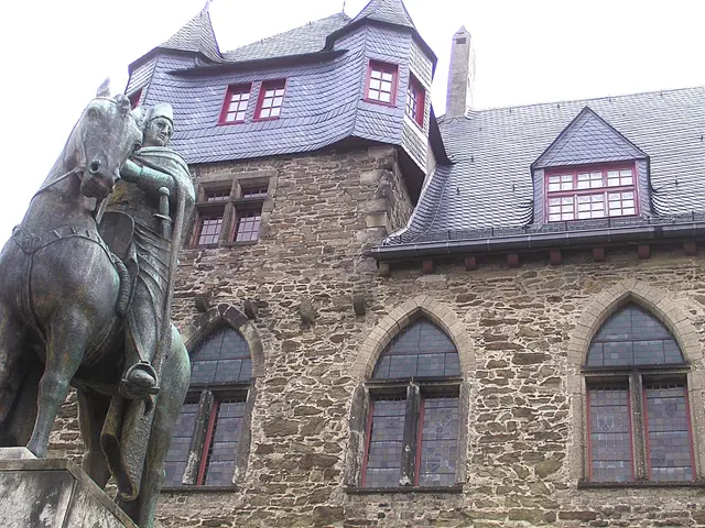Schloss Burg in Solingen ist eine der größten rekonstruierten Burgen Deutschlands und das Wahrzeichen des Bergischen Landes. Die Höhenburg thront rund 110 m über der Wupper und war seit dem 12. Jahrhundert die Stammburg der Grafen von Berg, die der Region ihren Namen gaben.