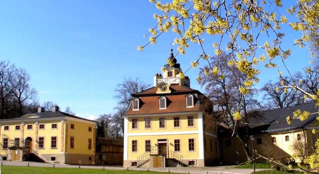 Schloss Belvedere Weimar ist eine barocke Sommerresidenz der Herzöge von Sachsen‑Weimar‑Eisenach und gehört seit 1998 zum UNESCO‑Welterbe „Klassisches Weimar“. Die Anlage liegt südlich von Weimar auf einer Anhöhe und umfasst Schloss, Orangerie, Lustgarten, Irrgarten und einen weitläufigen Landschaftspark.