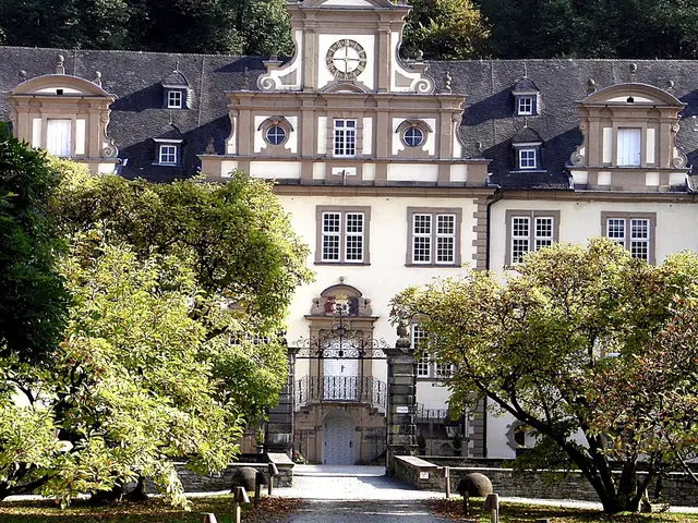 Schloss Ehreshoven ist ein barockes Wasserschloss im Engelskirchener Ortsteil Ehreshoven und gilt als einer der prächtigsten Adelssitze des Bergischen Landes. Die Anlage ist privat und wird bis heute als Damenstift genutzt – eine Innenbesichtigung ist daher nicht möglich, aber das Schloss ist von außen gut sichtbar.