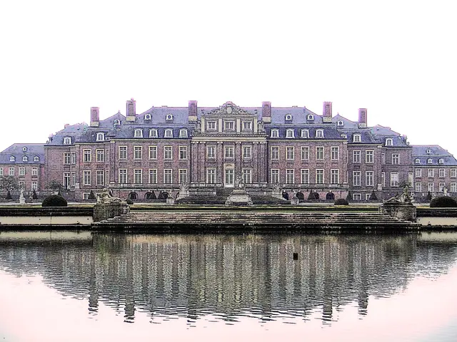 Schloss Nordkirchen gilt als das „westfälische Versailles“ und ist die bedeutendste barocke Schlossanlage Westfalens. Die heutige Dreiflügelanlage entstand 1703–1734 im Auftrag des Fürstbischofs Friedrich Christian von Plettenberg nach Entwürfen von Gottfried Laurenz Pictorius und später Johann Conrad Schlaun.