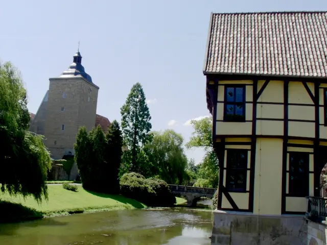 Schloss Steinfurt – häufig auch Schloss Burgsteinfurt genannt – ist die älteste erhaltene Wasserburganlage Westfalens und prägt bis heute das Stadtbild von Steinfurt‑Burgsteinfurt. Die Anlage liegt auf einer nahezu kreisrunden Insel, die von der Steinfurter Aa umflossen wird. 