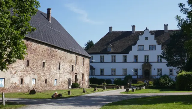 Schloss Wehrden ist ein denkmalgeschütztes Barockschloss im Beverunger Ortsteil Wehrden (Kreis Höxter, NRW). Es liegt direkt an der Weser und gehört seit über 300 Jahren der Familie von Wolff‑Metternich.
