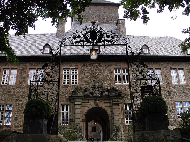 Burg Schnellenberg ist eine der größten und am besten erhaltenen Höhenburgen Westfalens und liegt oberhalb von Attendorn im Sauerland. Sie wurde 1222 erstmals erwähnt und diente ursprünglich als kölnische Schutzburg zur Sicherung der Heidenstraße. Heute ist sie ein 4‑Sterne‑Burghotel mit Restaurant, Veranstaltungsräumen und frei zugänglichem Innenhof. 