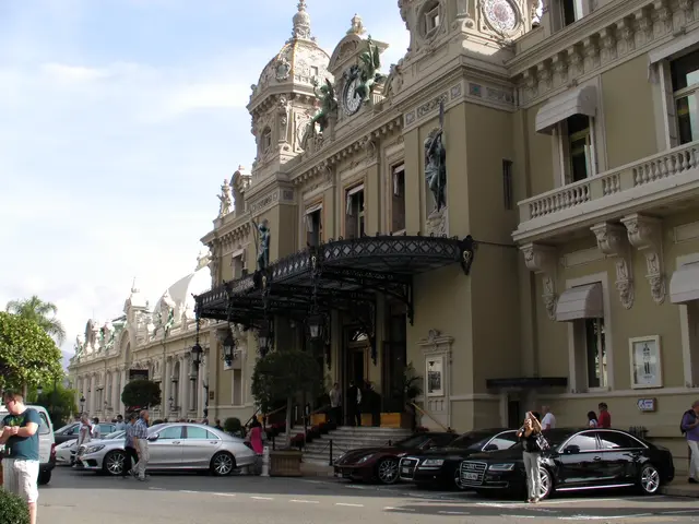 Die Spielbank Monte‑Carlo – offiziell Casino de Monte‑Carlo – ist eines der berühmtesten Casinos der Welt und ein Wahrzeichen Monacos. Sie verbindet Belle‑Époque‑Architektur, Luxus und eine lange Glücksspieltradition. Der Bau des heutigen Casinos wurde 1863 begonnen und 1864 eröffnet. 