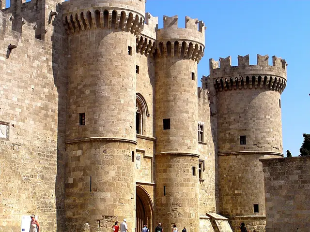 Der Großmeisterpalast von Rhodos (Palace of the Grand Master of the Knights of Rhodes) ist das eindrucksvollste Bauwerk der Altstadt und eines der wichtigsten mittelalterlichen Monumente Griechenlands. Er liegt am höchsten Punkt der Altstadt, am Ende der berühmten Ritterstraße (Ippoton).