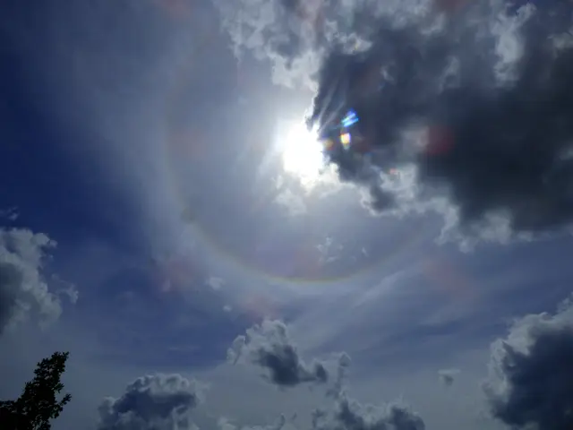 Da zieht schlechtes Wetter auf und die Sonne  bildet einen großen Halo-Effekt