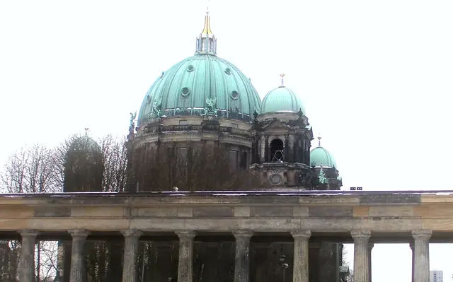Der Berliner Dom ist die größte evangelische Kirche Deutschlands und eines der prächtigsten Bauwerke der Hauptstadt. Er steht auf der Museumsinsel am Lustgarten und wurde zwischen 1894 und 1905 im Stil der Neorenaissance errichtet. 