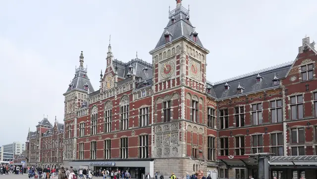 Amsterdam Centraal ist der wichtigste Bahnhof der niederländischen Hauptstadt und eines der meistbesuchten Bauwerke des Landes. Er wurde 1889 eröffnet, vom berühmten Architekten Pierre Cuypers entworfen und verbindet Neo‑Renaissance mit gotischen Elementen. Heute nutzen ihn täglich rund 192.000 Fahrgäste – damit ist er der zweitgrößte Bahnhof der Niederlande.