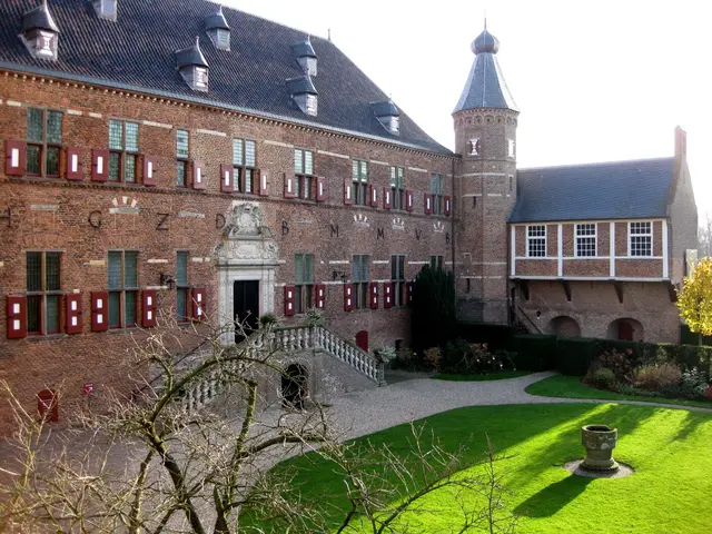 Huis Bergh in ’s‑Heerenberg (Gelderland, Niederlande) ist eine der größten erhaltenen Wasserburgen der Niederlande und ein bedeutendes mittelalterliches Schloss mit reicher Kunstsammlung und bewegter Geschichte.