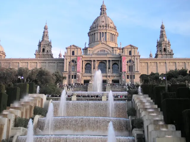 Der Palau Nacional in Barcelona ist ein monumentaler Ausstellungspalast auf dem Montjuïc‑Hügel, der heute das Museu Nacional d’Art de Catalunya (MNAC) beherbergt. Er wurde 1929 für die Weltausstellung errichtet und zählt zu den bekanntesten Wahrzeichen der Stadt.
