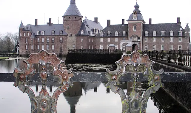 Schloss Anholt (korrekt: Wasserburg Anholt) in Isselburg ist eines der größten und schönsten Wasserschlösser des Münsterlands und ein bedeutendes kulturhistorisches Ensemble mit über 800 Jahren Geschichte. Die Anlage ist bis heute privat bewohnt (Fürstenhaus Salm‑Salm), aber große Teile können im Rahmen von Führungen besichtigt werden.