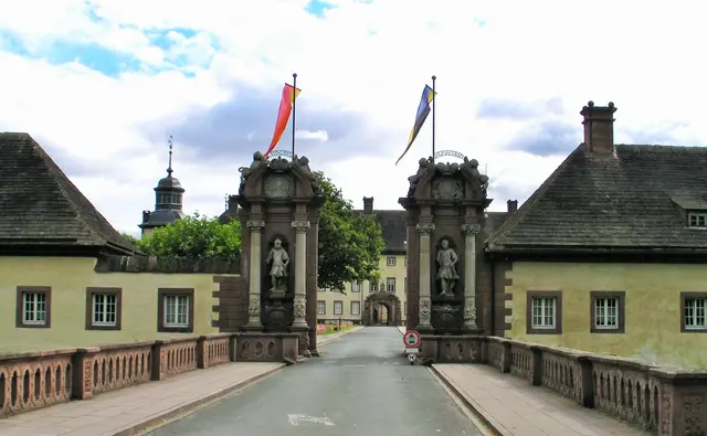 Schloss Corvey ist Teil der ehemaligen Reichsabtei Corvey, die seit 2014 UNESCO‑Welterbe ist. Die Anlage liegt am Weserufer unmittelbar bei Höxter und ist eines der bedeutendsten karolingischen Monumente Europas.