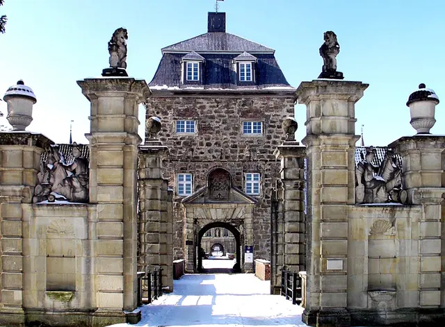 Schloss Lembeck ist eines der eindrucksvollsten barocken Wasserschlösser im südlichen Münsterland. Die Anlage liegt in Dorsten‑Lembeck im Naturpark Hohe Mark und gehört zu den beliebtesten Ausflugszielen der Region.