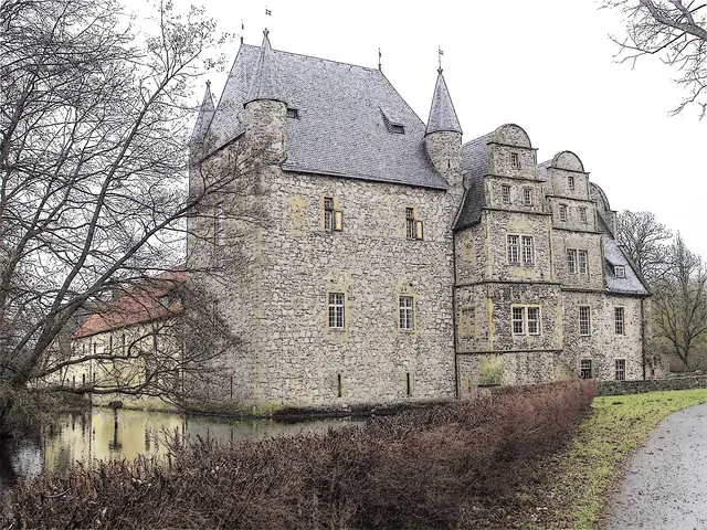 Schloss Schelenburg in Bissendorf‑Schledehausen (Landkreis Osnabrück) ist eine der ältesten erhaltenen Wasserburgen Norddeutschlands und ein herausragendes Beispiel der Weserrenaissance. Die Anlage geht bis ins 11. Jahrhundert zurück und ist bis heute privat bewohnt, aber außen frei zugänglich.