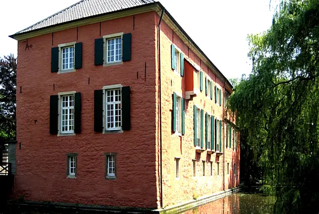 Schloss Lüttinghof – oft auch Haus Lüttinghof genannt – ist eine Wasserburg aus dem frühen 14. Jahrhundert in Gelsenkirchen‑Hassel. Sie gilt als ältestes erhaltenes Bauwerk der Stadt und liegt idyllisch in einer Niederungslandschaft mit breiten Gräften und altem Baumbestand. 