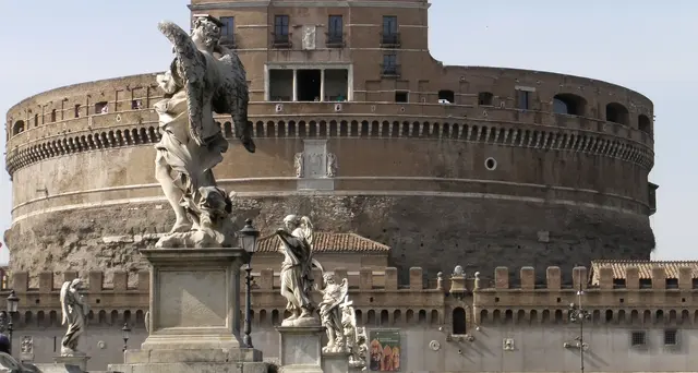 Die Engelsburg in Rom (Castel Sant’Angelo) ist eines der faszinierendsten Bauwerke der Stadt: ursprünglich ein kaiserliches Mausoleum, später päpstliche Festung, Gefängnis und heute Museum. Sie liegt direkt am Tiber, nahe der Engelsbrücke und nur wenige Minuten vom Vatikan entfernt.