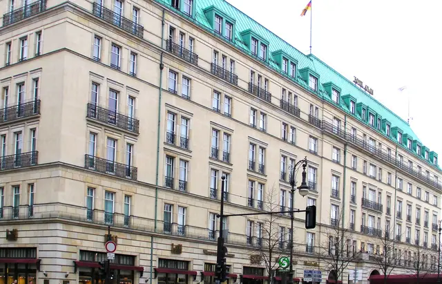 Das Hotel Adlon Kempinski Berlin ist eines der berühmtesten Luxushotels Europas – ein geschichtsträchtiger Ort direkt am Brandenburger Tor. Es wurde 1907 erstmals eröffnet, im Zweiten Weltkrieg weitgehend zerstört und 1997 als Neubau im historischen Stil wiedereröffnet. 