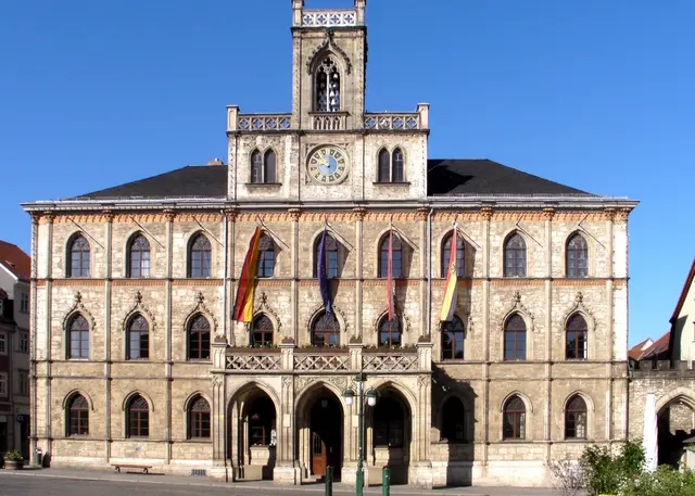 Das Rathaus Weimar ist eines der markantesten Gebäude der Stadt und prägt die Westseite des historischen Marktplatzes. Es handelt sich um einen dreigeschossigen neugotischen Bau von 1841, der nach dem Stadtbrand von 1837 als dritter Rathausbau an dieser Stelle errichtet wurde. 