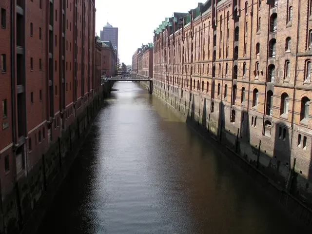 Die Lagerhäuser in der Speicherstadt Hamburg bilden den größten zusammenhängenden historischen Lagerhauskomplex der Welt und gehören seit 2015 zum UNESCO‑Weltkulturerbe. Sie wurden zwischen 1883 und 1927 auf den ehemaligen Elbinseln Kehrwieder und Wandrahm errichtet und dienten ursprünglich dem zollfreien Lagern von Importwaren wie Kaffee, Tee, Kakao, Gewürzen und Teppichen.