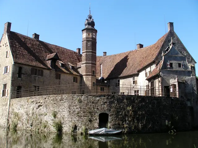 Burg Vischering ist eine der besterhaltenen und schönsten Wasserburgen im Münsterland, gelegen in Lüdinghausen (NRW). Sie gilt als eines der wichtigsten Bauwerke der Region und ist heute ein Museum, Kulturort und beliebtes Ausflugsziel. 