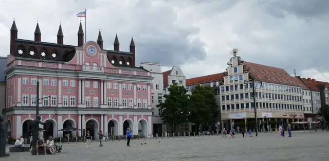 Das Rathaus Rostock ist eines der bedeutendsten Profanbauwerke der norddeutschen Backsteingotik und prägt den Neuen Markt seit dem 13. Jahrhundert. Es gehört zu den ältesten erhaltenen Gebäuden der Hansestadt und zeigt heute eine einzigartige Mischung aus Gotik, Renaissance und Barock.