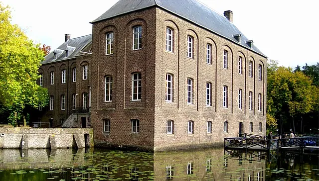 Schloss Arcen (Kasteel Arcen) ist ein barockes Wasserschloss aus dem 17. Jahrhundert, umgeben von einem der vielseitigsten Gartenparks Europas: den Schlossgärten Arcen mit über 32 Hektar Themengärten, historischen Parkanlagen und saisonalen Veranstaltungen.
