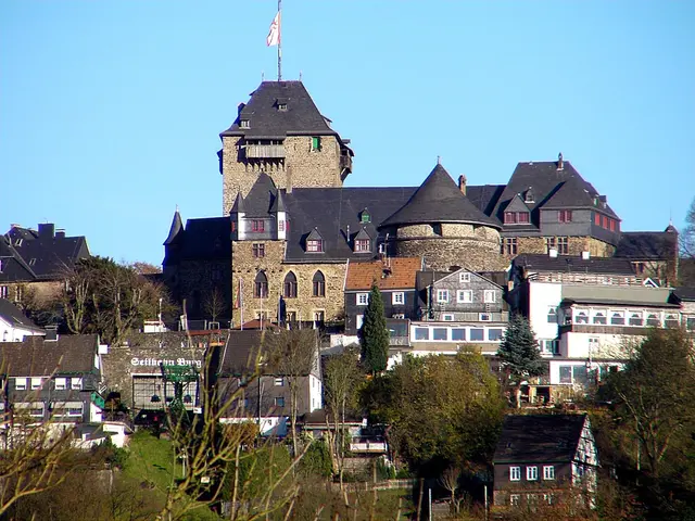 Schloss Burg (korrekt: Schloss Burg an der Wupper) ist eine der größten rekonstruierten Burgen Deutschlands und das Wahrzeichen des Bergischen Landes. Die Höhenburg thront 110 m über der Wupper im Solinger Stadtteil Burg und war im 12.–14. Jahrhundert die Stammburg der Grafen und Herzöge von Berg. Heute ist sie ein Museum, Veranstaltungsort und eines der beliebtesten Ausflugsziele der Region.