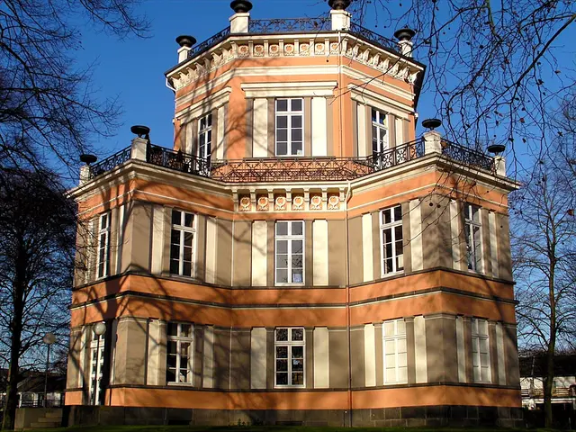 Haus Greiffenhorst – oft auch Greiffenhorstschlösschen oder Schloss Greiffenhorst genannt – ist ein klassizistisches Jagd- und Gartenschlösschen im Krefelder Stadtteil Linn. Es steht mitten im Greiffenhorstpark, einem Landschaftsgarten, der im 19. Jahrhundert vom berühmten Gartenkünstler Maximilian Friedrich Weyhe gestaltet wurde. 