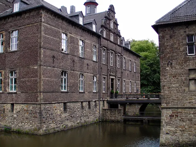 Schloss Hugenpoet ist ein historisches, dreiteiliges Wasserschloss im Essener Stadtteil Kettwig und zählt zu den markantesten Adelssitzen im Ruhrgebiet. Heute ist es ein Luxus‑Schlosshotel mit Restaurant, Parkanlage und Veranstaltungsräumen.