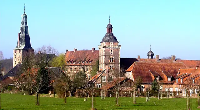Schloss Raesfeld ist eines der eindrucksvollsten Wasserschlösser im westlichen Münsterland und besitzt mit 52,5 m den höchsten Schlossturm Westfalens . Die Anlage besteht aus Oberburg, Vorburg, Schlossfreiheit und einem historischen Tiergarten, der zu den wenigen vollständig erhaltenen Renaissance‑Tiergärten Europas zähl
