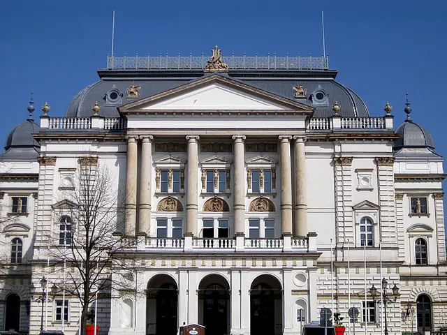 Das „Opernhaus Schwerin“ ist das Große Haus des Mecklenburgischen Staatstheaters – eines der traditionsreichsten Theater Deutschlands. Es steht am Alten Garten direkt gegenüber dem Schweriner Schloss und wurde 1883–1886 im Stil der Neorenaissance und des Neobarocks erbaut.
