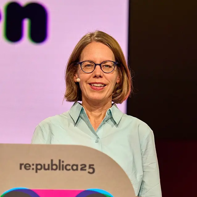 https://upload.wikimedia.org/wikipedia/commons/thumb/9/97/Anne_Brorhilker_at_Republica25_2025-05-27_02_%28cropped%29.jpg/960px-Anne_Brorhilker_at_Republica25_2025-05-27_02_%28cropped%29.jpg | Foto: wikimedia.org