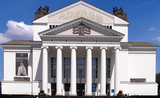 Das Opernhaus bzw. Theater Duisburg ist eines der markantesten Kulturgebäude im Ruhrgebiet und eine der beiden Spielstätten der Deutschen Oper am Rhein. Es verbindet neoklassizistische Architektur mit einem vielfältigen Opern‑, Ballett‑ und Konzertprogramm.