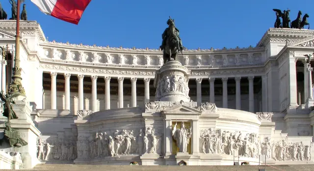 Das Monumento a Vittorio Emanuele II in Rom – auch Vittoriano oder Altare della Patria („Altar des Vaterlands“) genannt – ist eines der monumentalsten und bekanntesten Bauwerke Italiens. Es steht zentral an der Piazza Venezia und wurde zu Ehren von Viktor Emanuel II., dem ersten König des vereinigten Italiens, errichtet.
