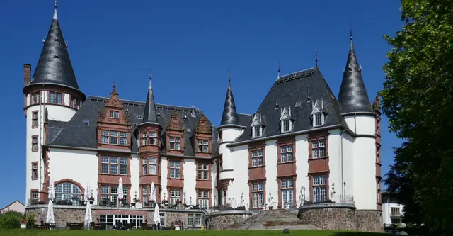 Schloss Klink ist ein eindrucksvolles Herrenhaus direkt an der Müritz in Mecklenburg‑Vorpommern. Es wurde 1898 im Stil der französischen Loire‑Schlösser erbaut und gehört heute zu den bekanntesten Schlosshotels der Region. 